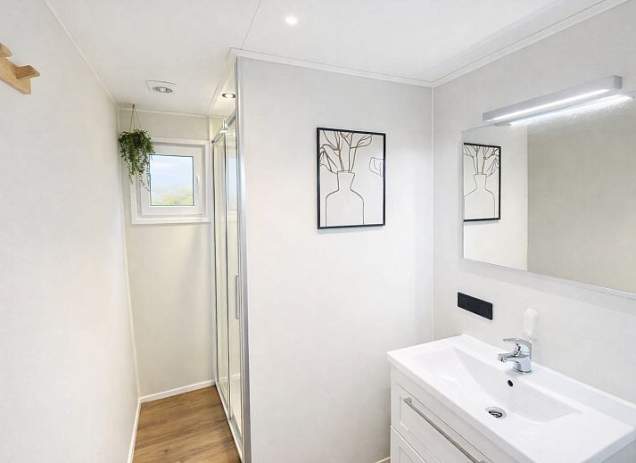 Gemuetliches Wohnzimmer im Mobil Home de Bever, einem Mobilheim in Zeewolde, Flevoland, mit moderner Einrichtung und komfortabler Sitzecke.