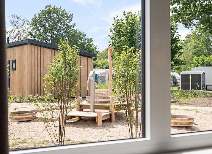 Gemuetliches Wohnzimmer im Mobil Home de Bever, einem Mobilheim in Zeewolde, Flevoland, mit moderner Einrichtung und komfortabler Sitzecke.
