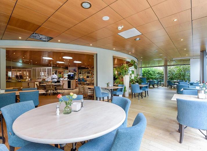 Luchtfoto van WestCord ApartHotel Boschrijck in West-Terschelling, omringd door weelderige bossen.