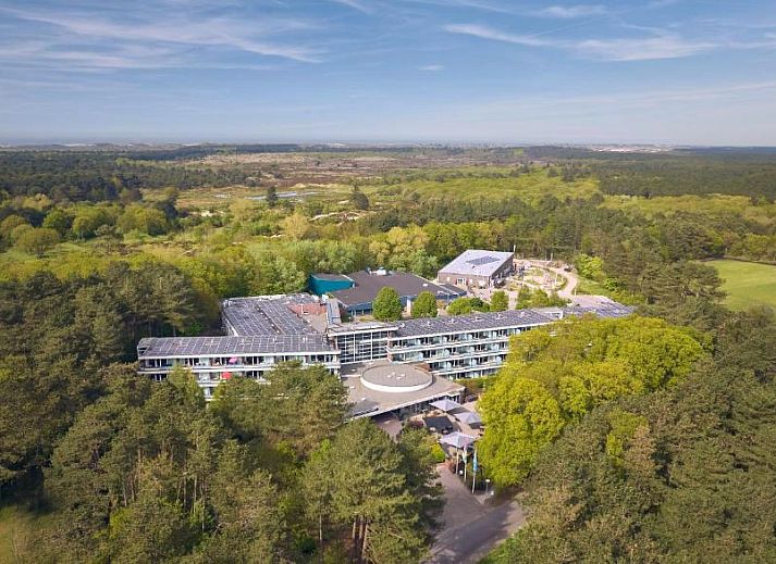 Gezellige woonkamer met uitzicht op het terras bij WestCord ApartHotel Boschrijck, West-Terschelling.