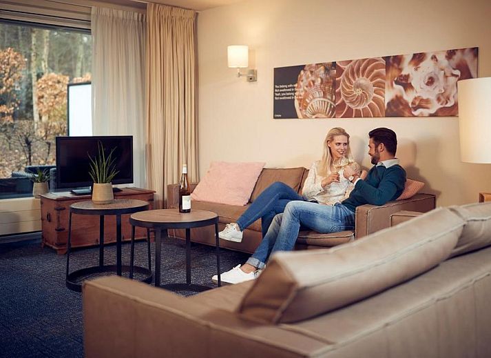 Moderne badkamer met wastafel en luxe voorzieningen in WestCord ApartHotel Boschrijck, West-Terschelling.