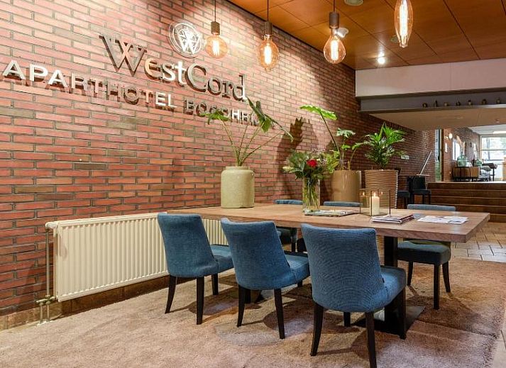 Stijlvol restaurant met veel daglicht in WestCord ApartHotel Boschrijck, West-Terschelling.