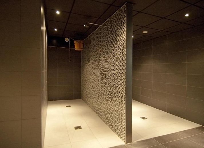 Luxurioeses Zimmer im Hotel Bornholm, West-Terschelling, mit bequemem Bett und Arbeitsbereich.