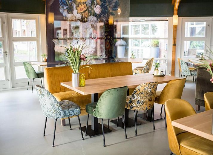 Luxurioeses Zimmer im Hotel Bornholm, West-Terschelling, mit bequemem Bett und Arbeitsbereich.