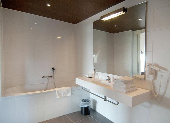 Stilvolles Badezimmer im Hotel Bornholm, West Terschelling, mit moderner Dusche und Mosaikfliesen.