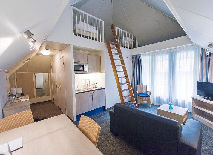 Stilvolles Badezimmer im Hotel Bornholm, West Terschelling, mit moderner Dusche und Mosaikfliesen.