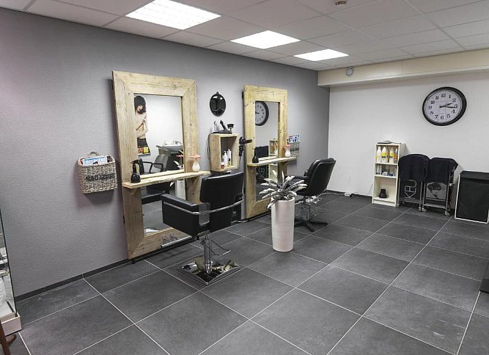 Gemuetlicher Essbereich im Hotel Bornholm, West-Terschelling, mit viel Tageslicht und stilvoller Einrichtung.