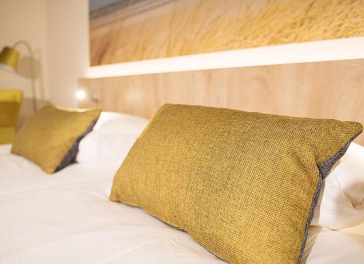 Gemuetlicher Essbereich im Hotel Bornholm, West-Terschelling, mit viel Tageslicht und stilvoller Einrichtung.