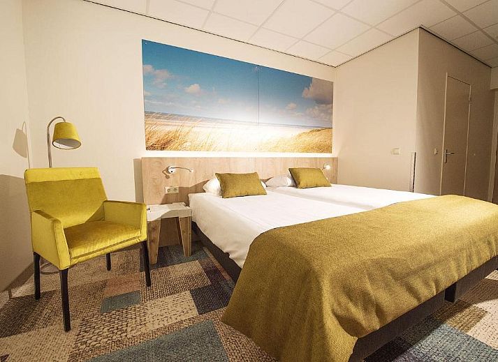 Gemuetlicher Essbereich im Hotel Bornholm, West-Terschelling, mit viel Tageslicht und stilvoller Einrichtung.