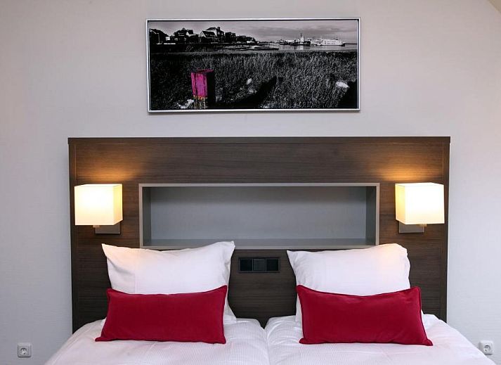 Komfortables Hotelzimmer im Hotel Bornholm, West-Terschelling, mit moderner Ausstattung und elegantem Design.