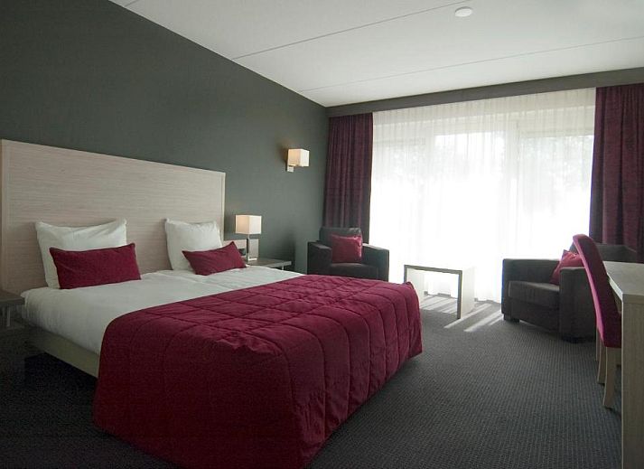 Komfortables Hotelzimmer im Hotel Bornholm, West-Terschelling, mit moderner Ausstattung und elegantem Design.