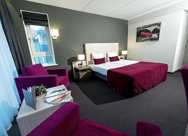Komfortables Hotelzimmer im Hotel Bornholm, West-Terschelling, mit moderner Ausstattung und elegantem Design.