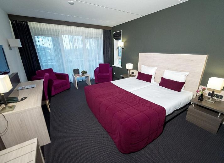 Aussenansicht des Hotels Bornholm in West-Terschelling mit grossem Garten und moderner Architektur.