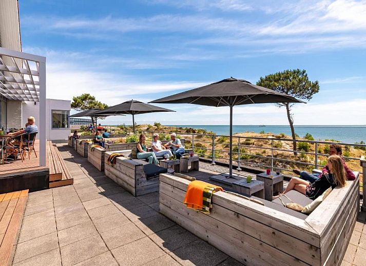 Cozy dining area in Stayokay Hostel Terschelling overlooking the nature of West Terschelling.