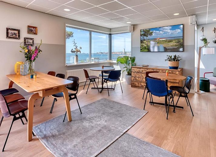 Relaxed lounge at Stayokay Hostel Terschelling, ideal for social moments in West Terschelling.