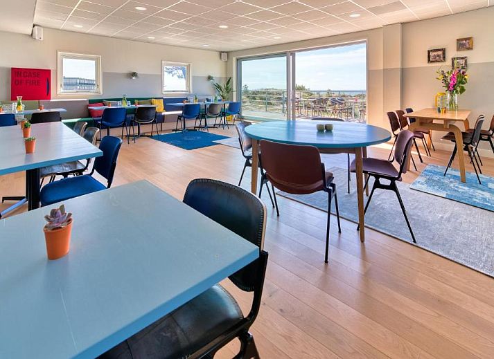 Relaxed lounge at Stayokay Hostel Terschelling, ideal for social moments in West Terschelling.