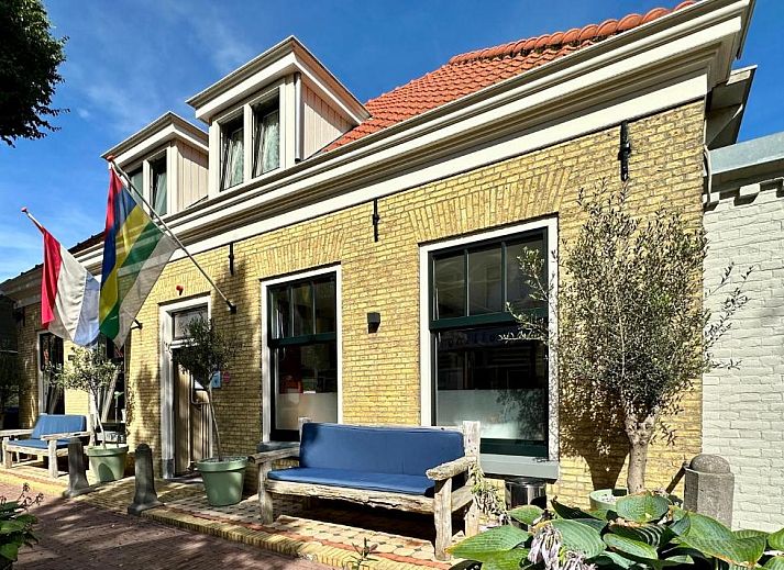 Entree van Hotel Buren in West-Terschelling, vakantieverblijf op de Waddeneilanden