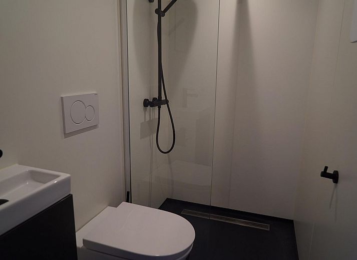 Moderne Essecke in Solo Retreat, einem Ferienhaus in Almere, Sued-Flevoland, Flevoland.