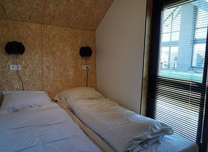 Moderne Essecke in Solo Retreat, einem Ferienhaus in Almere, Sued-Flevoland, Flevoland.