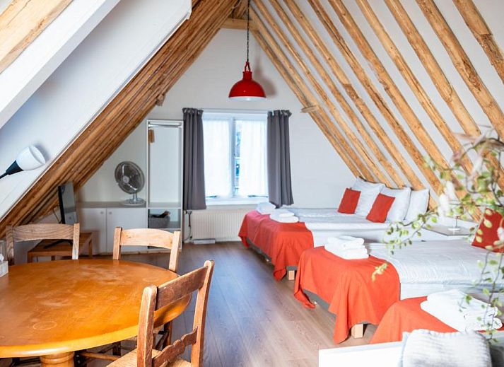 Hotel Pension de Harmonie am Wasser in Edam, IJsselmeerkueste, Nordholland mit Fahrraedern und Booten.