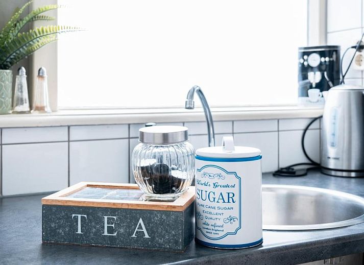 Hotel Pension de Harmonie am Wasser in Edam, IJsselmeerkueste, Nordholland mit Fahrraedern und Booten.