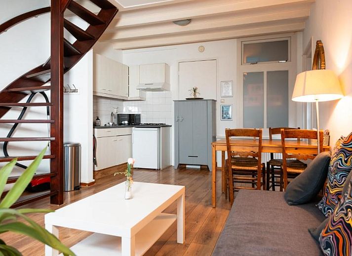 Hotel Pension de Harmonie am Wasser in Edam, IJsselmeerkueste, Nordholland mit Fahrraedern und Booten.