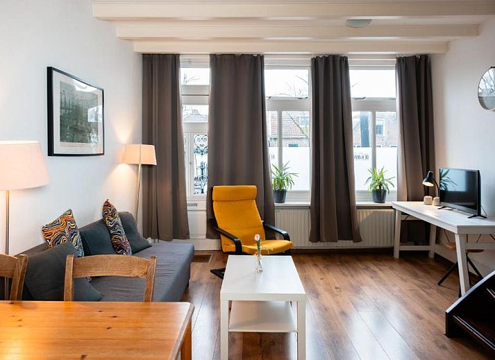 Hotel Pension de Harmonie am Wasser in Edam, IJsselmeerkueste, Nordholland mit Fahrraedern und Booten.