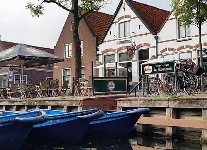 Geraeumiges Zimmer im Hotel Pension de Harmonie, Edam, mit Holzbalken und bequemen Betten.