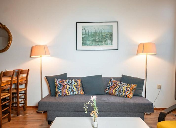 Geraeumiges Zimmer im Hotel Pension de Harmonie, Edam, mit Holzbalken und bequemen Betten.