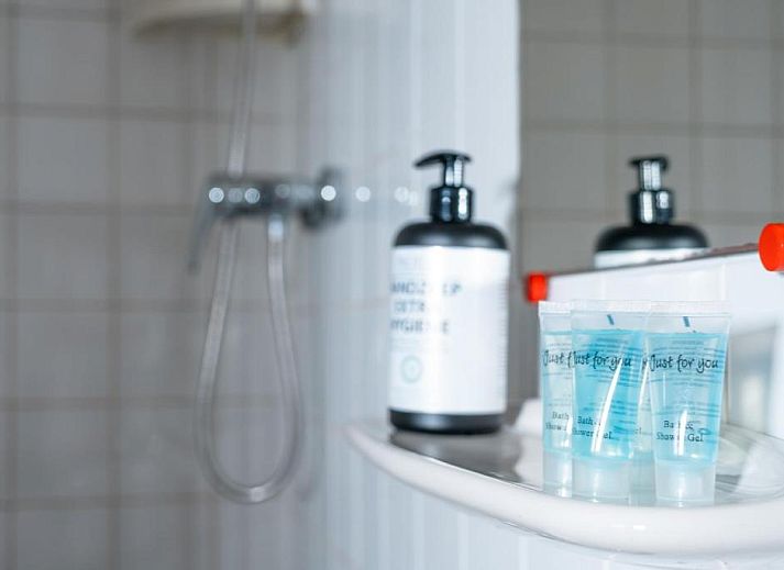 Moderne Kuechenzeile im Hotel Pension de Harmonie, Edam, mit Tee- und Zuckerkocher.