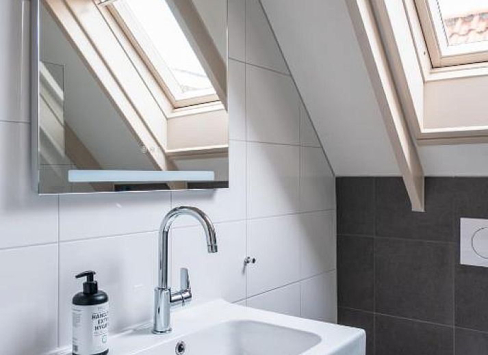 Moderne Kuechenzeile im Hotel Pension de Harmonie, Edam, mit Tee- und Zuckerkocher.