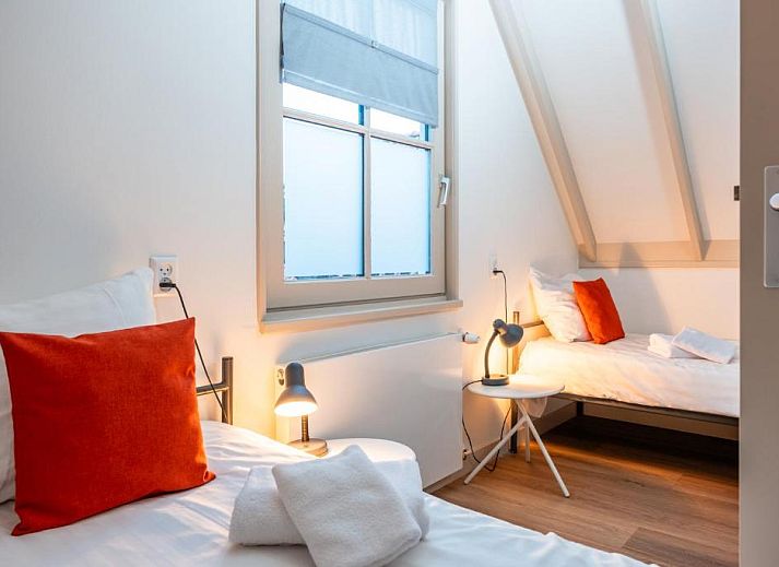 Moderne Kuechenzeile im Hotel Pension de Harmonie, Edam, mit Tee- und Zuckerkocher.