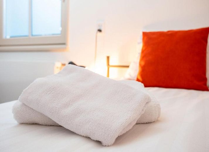 Moderne Kuechenzeile im Hotel Pension de Harmonie, Edam, mit Tee- und Zuckerkocher.