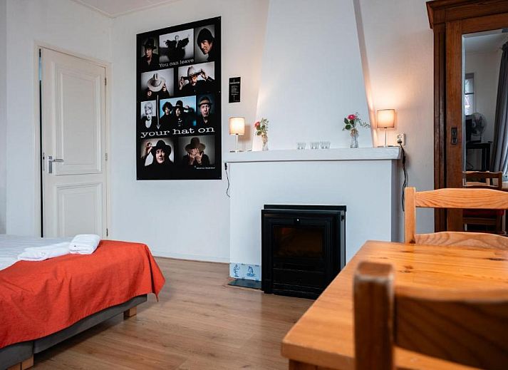 Gemuetliches Wohnzimmer im Hotel Pension de Harmonie, Edam, mit Treppe und Essbereich.