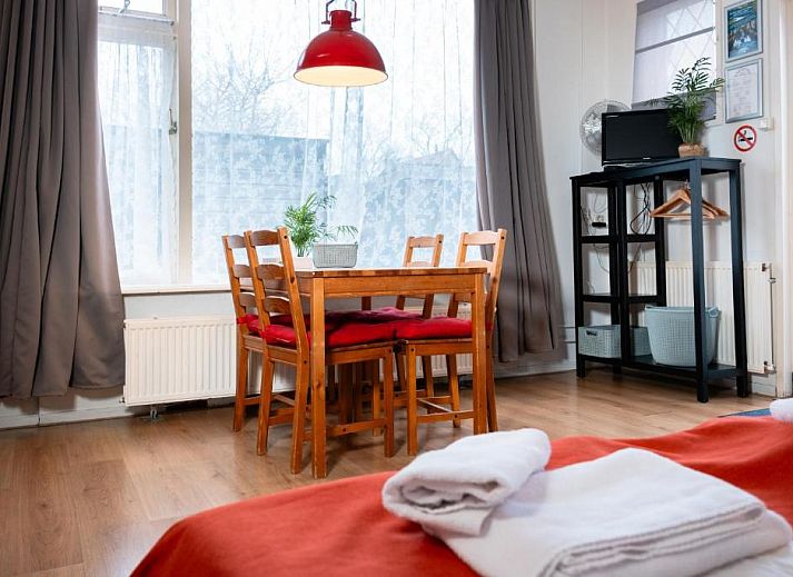 Stilvolles Wohnzimmer im Hotel Pension de Harmonie, Edam, mit grossen Fenstern und viel Licht.