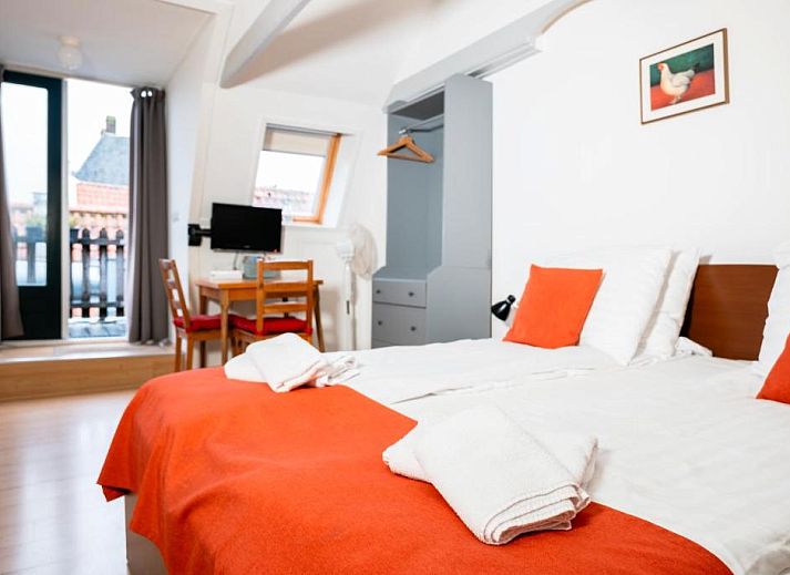 Stilvolles Wohnzimmer im Hotel Pension de Harmonie, Edam, mit grossen Fenstern und viel Licht.