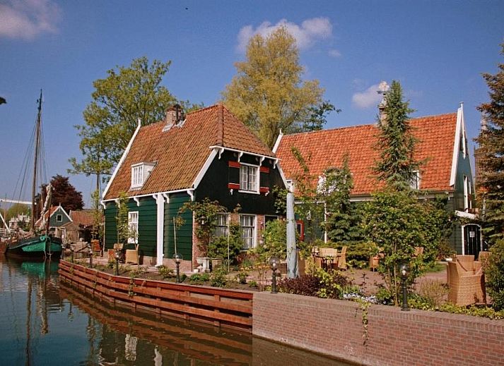 Geniessen Sie die Terrasse am Wasser im Hotel & Restaurant De Fortuna in Edam, Nordholland.