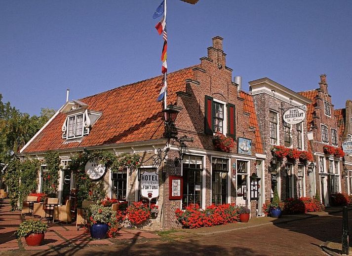 Geniessen Sie die Terrasse am Wasser im Hotel & Restaurant De Fortuna in Edam, Nordholland.