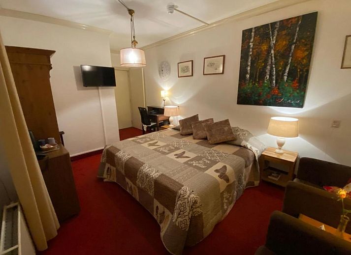 Geniessen Sie die Terrasse am Wasser im Hotel & Restaurant De Fortuna in Edam, Nordholland.