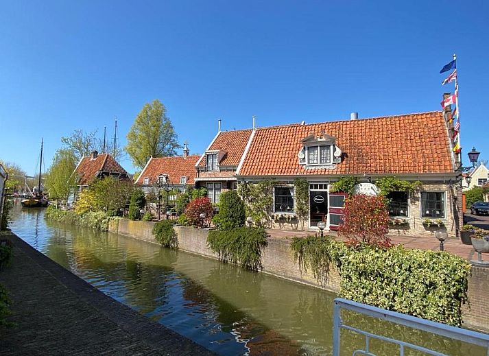 Die malerische Umgebung des Hotel & Restaurant De Fortuna an der IJsselmeerkueste in Edam.