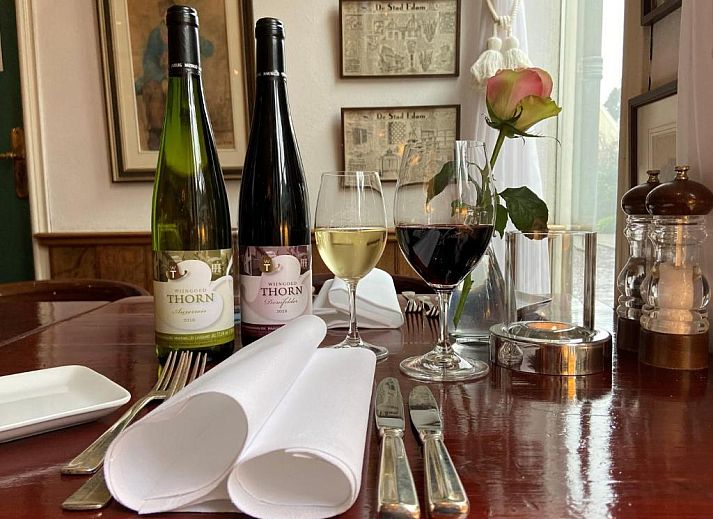 Historische Fassade des Hotel & Restaurant De Fortuna in Edam, Nordholland.