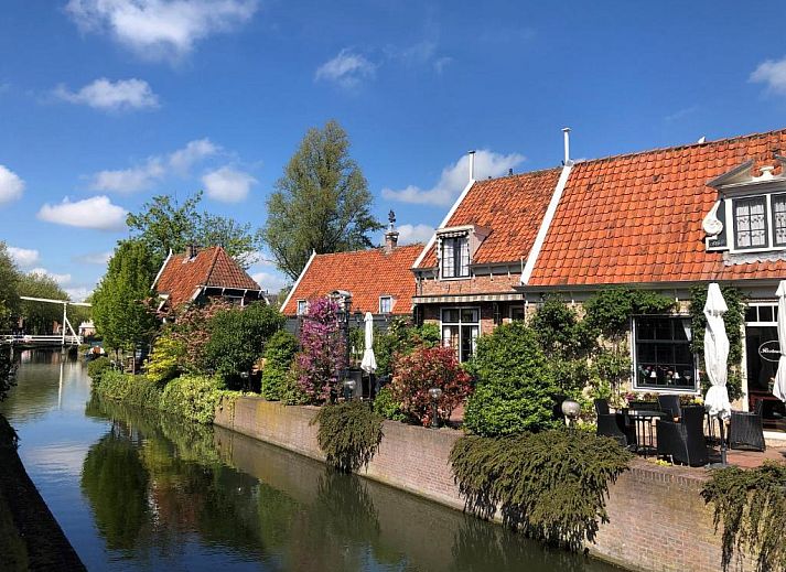 Historische Fassade des Hotel & Restaurant De Fortuna in Edam, Nordholland.