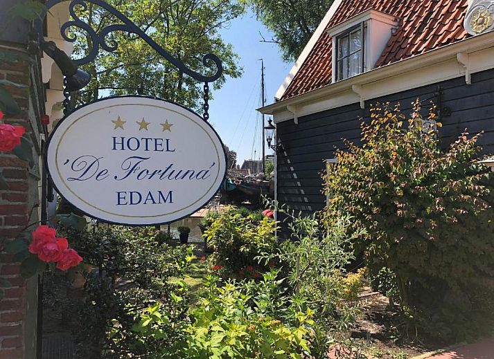 Historische Fassade des Hotel & Restaurant De Fortuna in Edam, Nordholland.