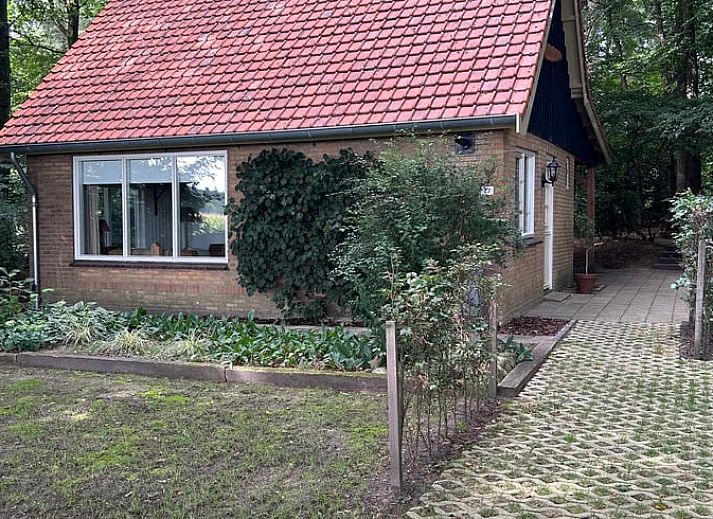 Ferienhaus in Oudemirdum mit schoener Veranda, gelegen in den friesischen Waeldern, Friesland.