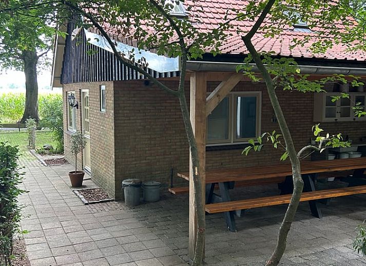 Ferienhaus in Oudemirdum mit schoener Veranda, gelegen in den friesischen Waeldern, Friesland.