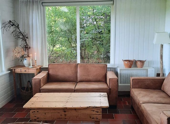 Ferienhaus in Oudemirdum mit schoener Veranda, gelegen in den friesischen Waeldern, Friesland.