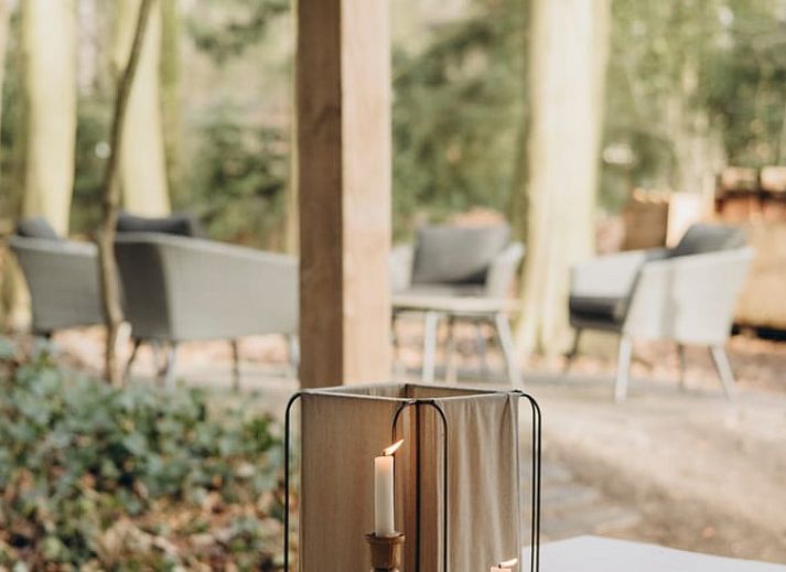 Gemuetliche Terrasse im Ferienhaus in Oudemirdum, inmitten der friesischen Waelder.