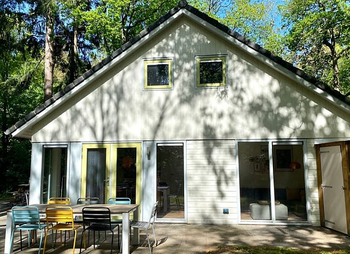Ruime eetkamer in Huisje in Oudemirdum, vakantiehuis in Friese bossen, Friesland met uitzicht op terras.