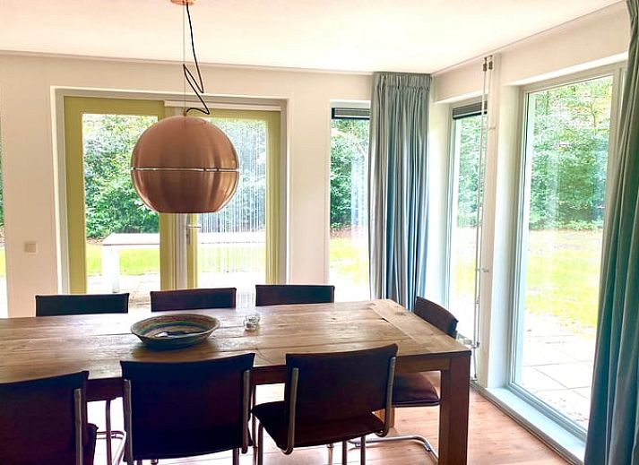 Moderne keuken in Huisje in Oudemirdum, vakantiehuis in Friese bossen, Friesland met uitzicht op groen.