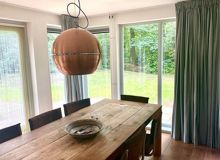 Moderne keuken in Huisje in Oudemirdum, vakantiehuis in Friese bossen, Friesland met uitzicht op groen.